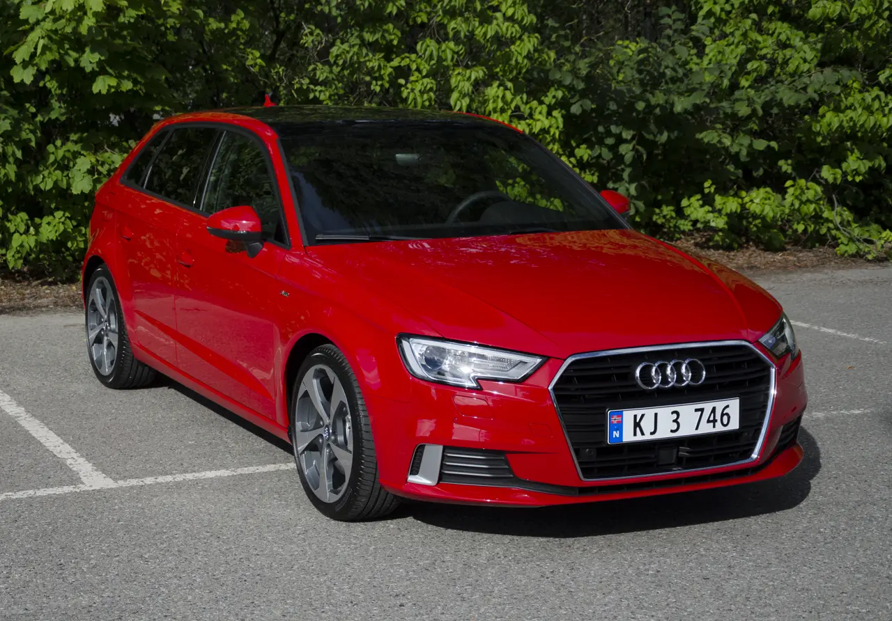 Audi A3 Sportback (8V, 2016) rouge, vue trois-quarts avant