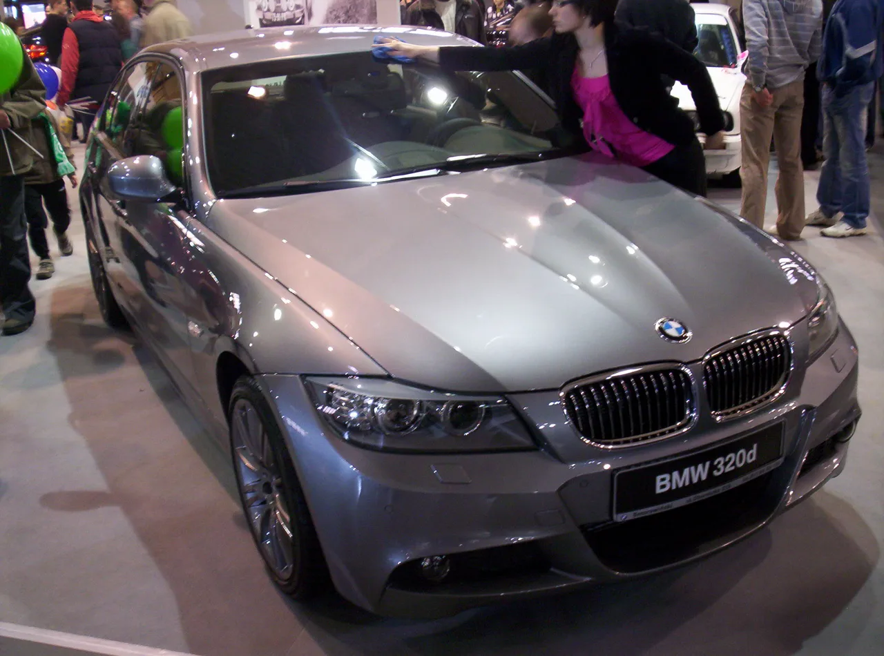 BMW Série 3 E90 en occasion — vue trois-quarts avant