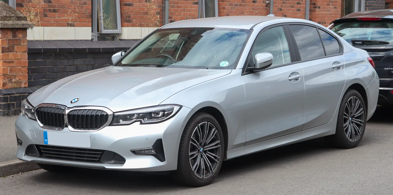 BMW Série 3 — vue trois-quarts avant