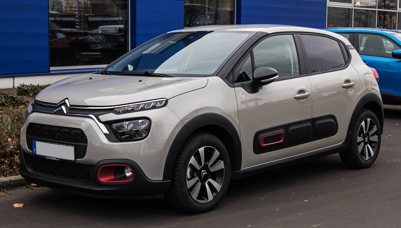 Citroën C3 III (facelift 2020) beige, vue trois-quarts avant