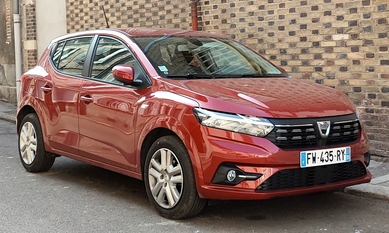 Dacia Sandero III rouge, vue trois-quarts avant