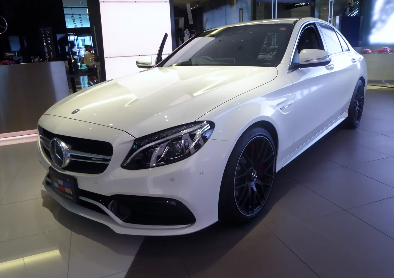 Mercedes C63 AMG en occasion — vue trois-quarts avant