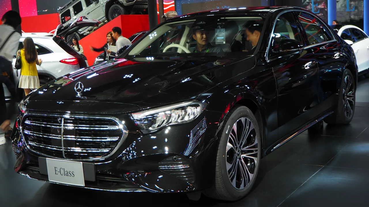 Mercedes Classe E W214 en occasion — vue trois-quarts avant