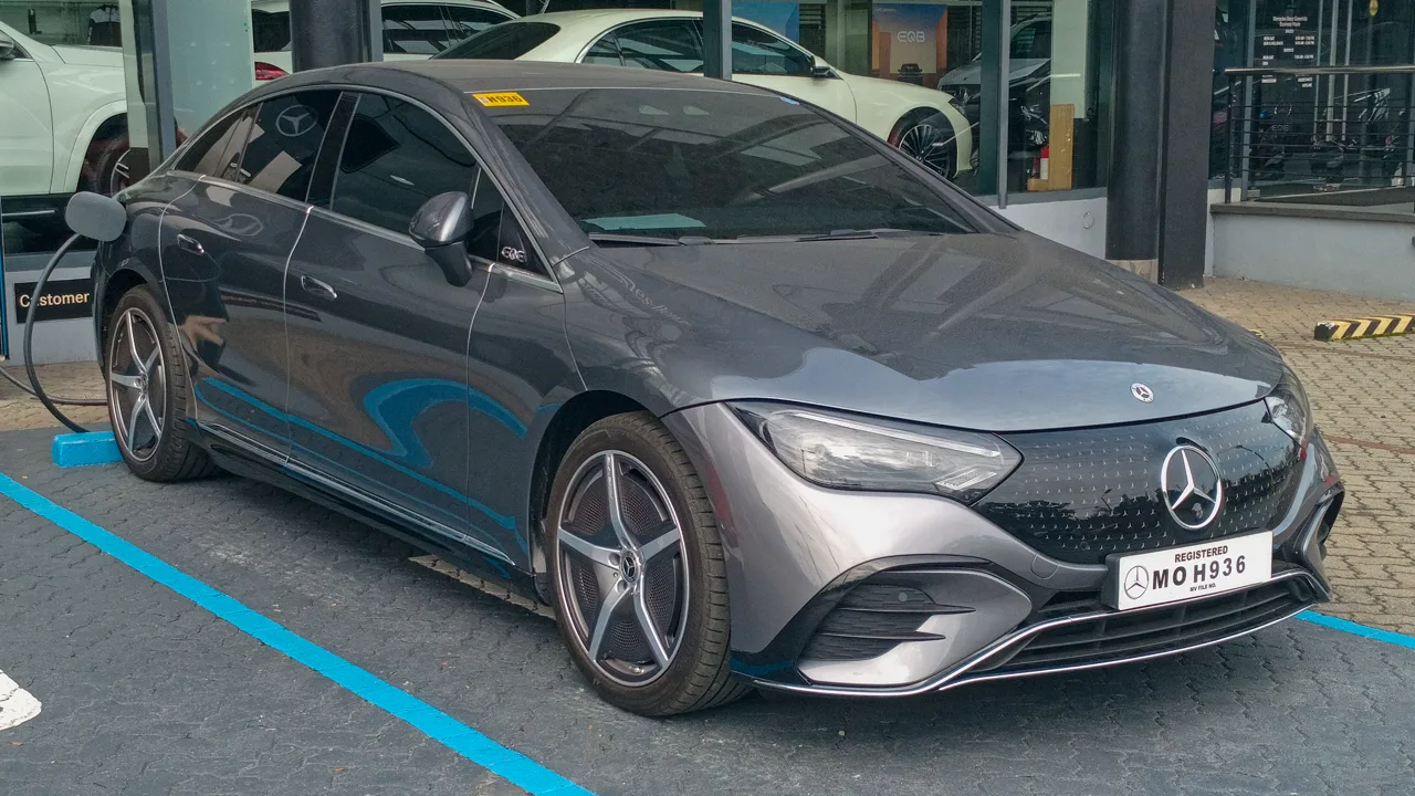 Mercedes EQE en occasion — vue trois-quarts avant