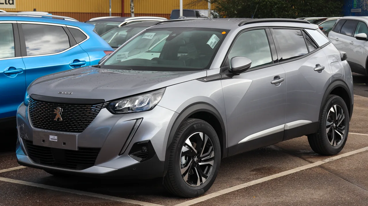 Peugeot 2008 II (2019+) gris, vue trois-quarts avant