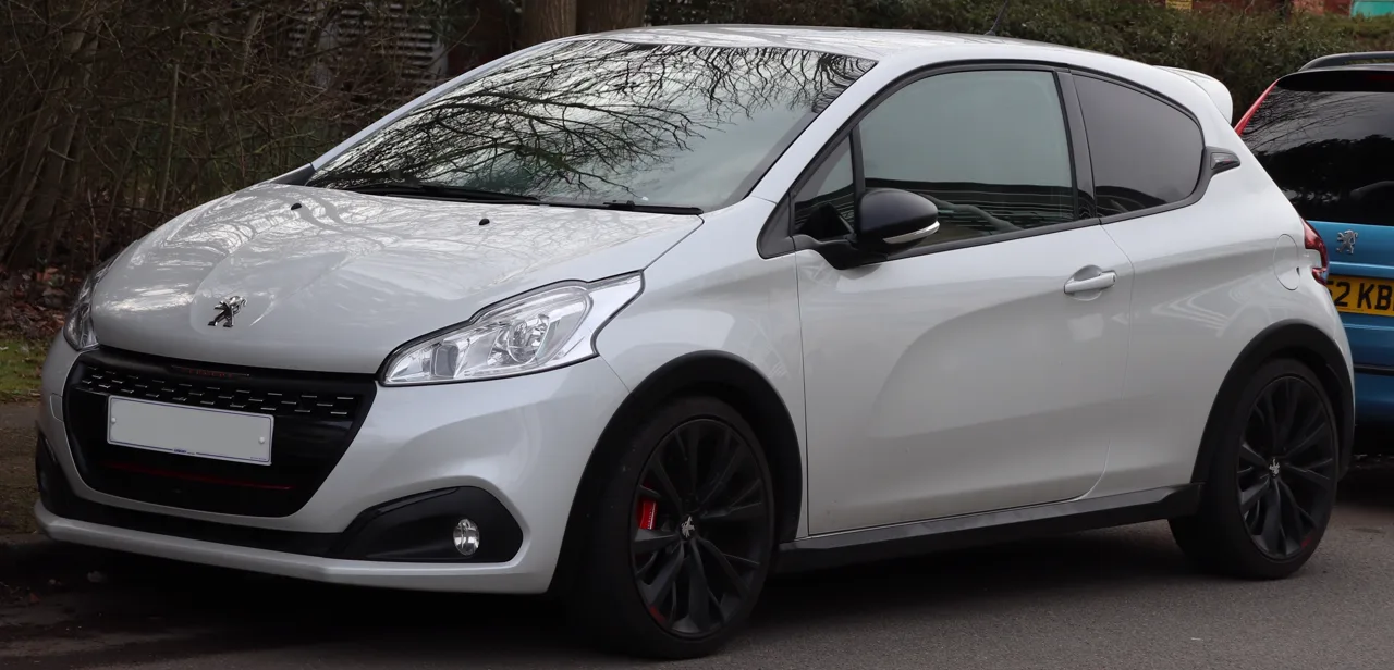 Peugeot 208 GTi en occasion — vue trois-quarts avant