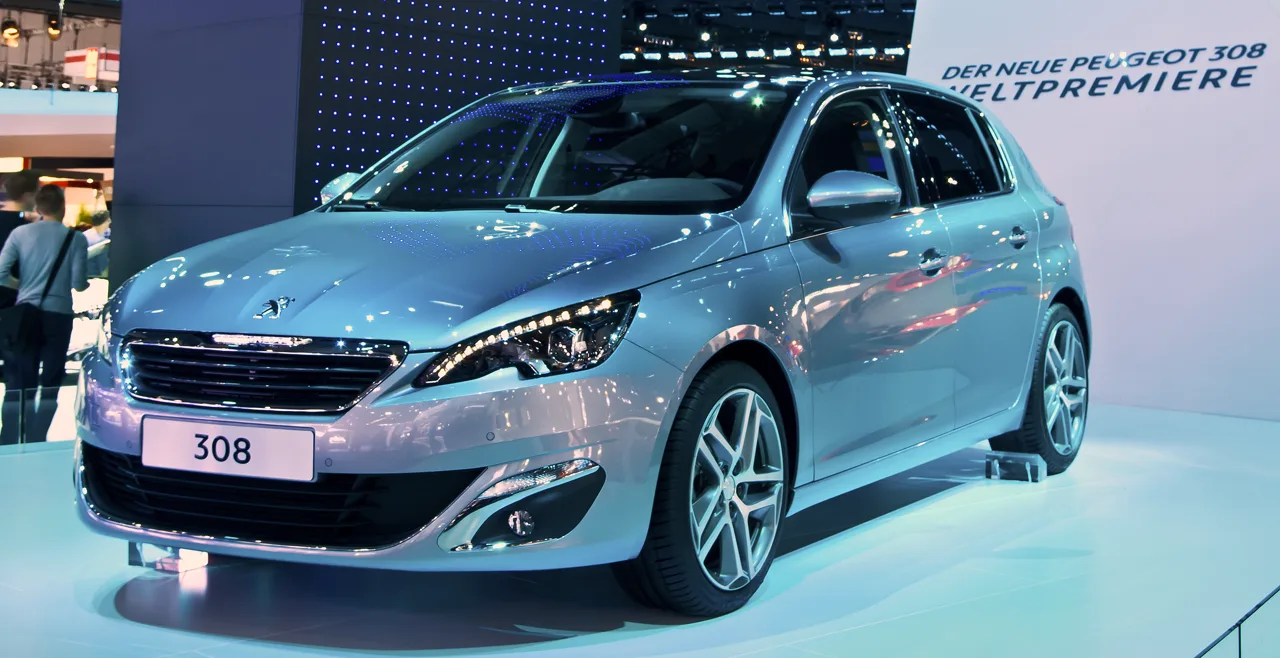 Peugeot 308 II berline 5 portes, vue trois-quarts avant