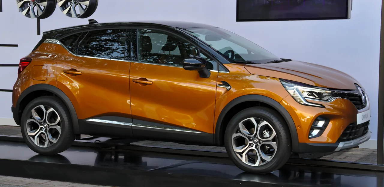 Renault Captur II (2019+) orange, vue trois-quarts avant