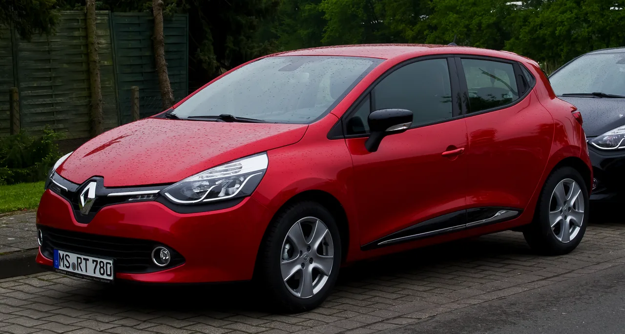 Renault Clio IV phase 1 rouge, vue trois-quarts avant