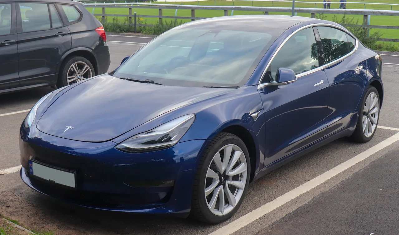 Tesla Model 3 en occasion — vue trois-quarts avant