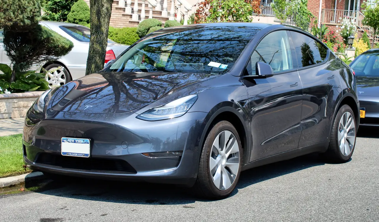 Tesla Model Y en occasion — vue trois-quarts avant
