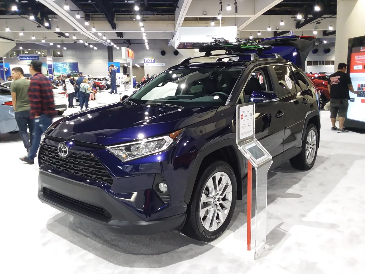 Toyota RAV4 en occasion — vue trois-quarts avant