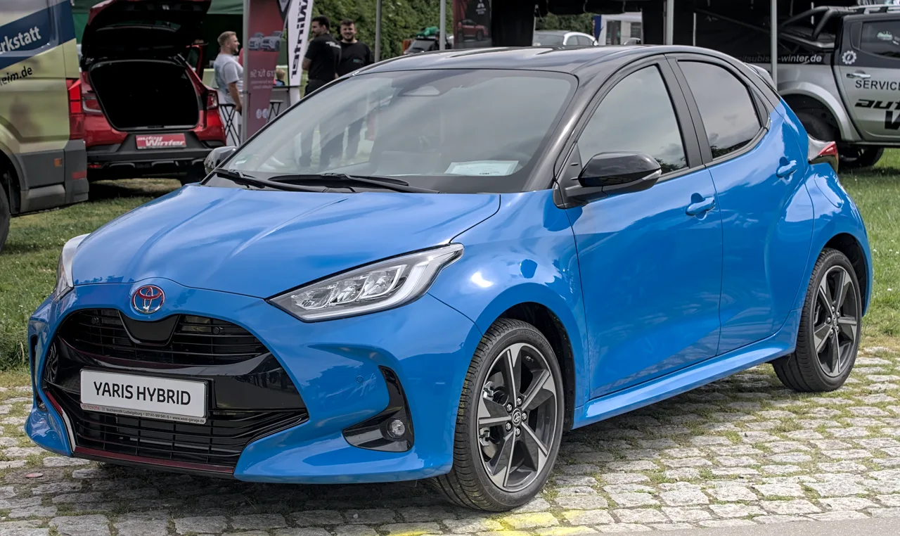 Toyota Yaris IV (XP210, 2024) bleu, vue trois-quarts avant